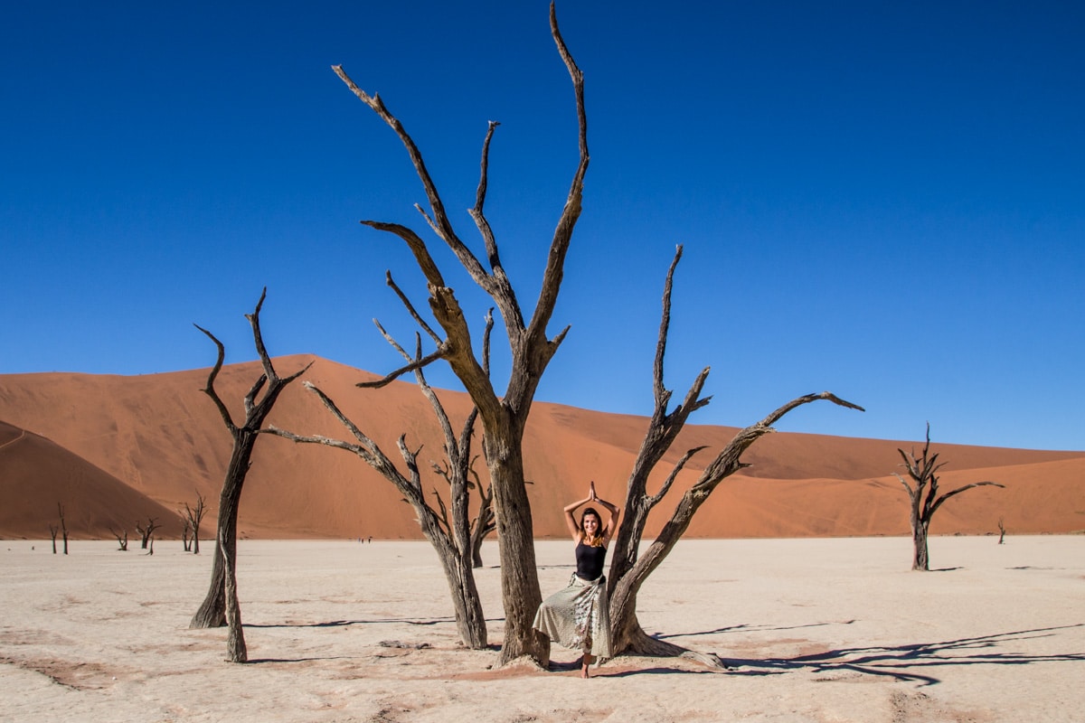 mulher no Deadvlei Namibia