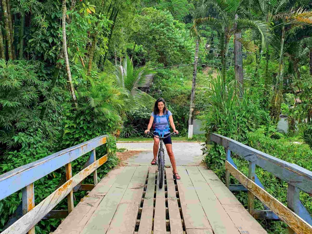 mulher em passeio de bicicleta e Maresias