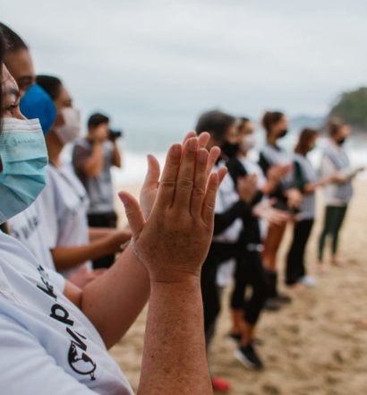 Worldpackers Brasil: O que é e como funciona - Voluntários em ação de limpeza de praias