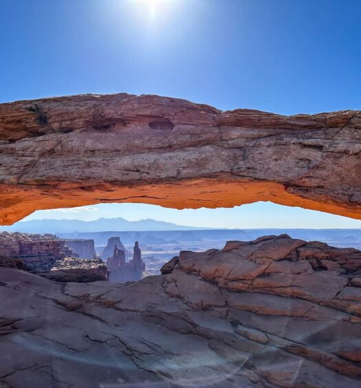 Parques Nacionais dos Estados Unidos - Mesa Arch no Canyonlands National Park